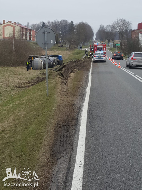 Wypadek pod Białym Borem. Cysterna z płynnym asfaltem wypadła z drogi ZDJĘCIA