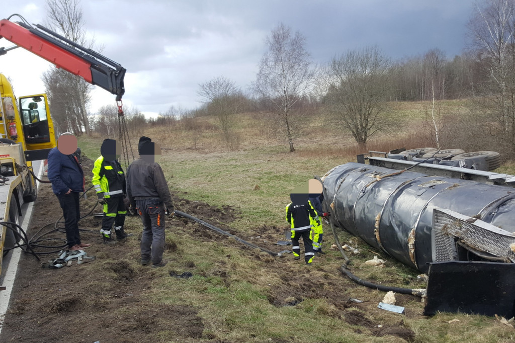 Na kilka godzin zamknęli krajową „dwudziestkę”. Wyciągają cysternę z rowu