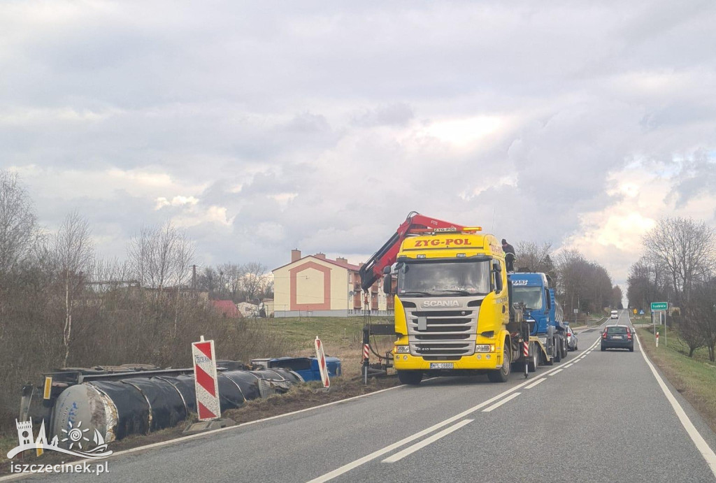 Na kilka godzin zamknęli krajową „dwudziestkę”. Wyciągają cysternę z rowu