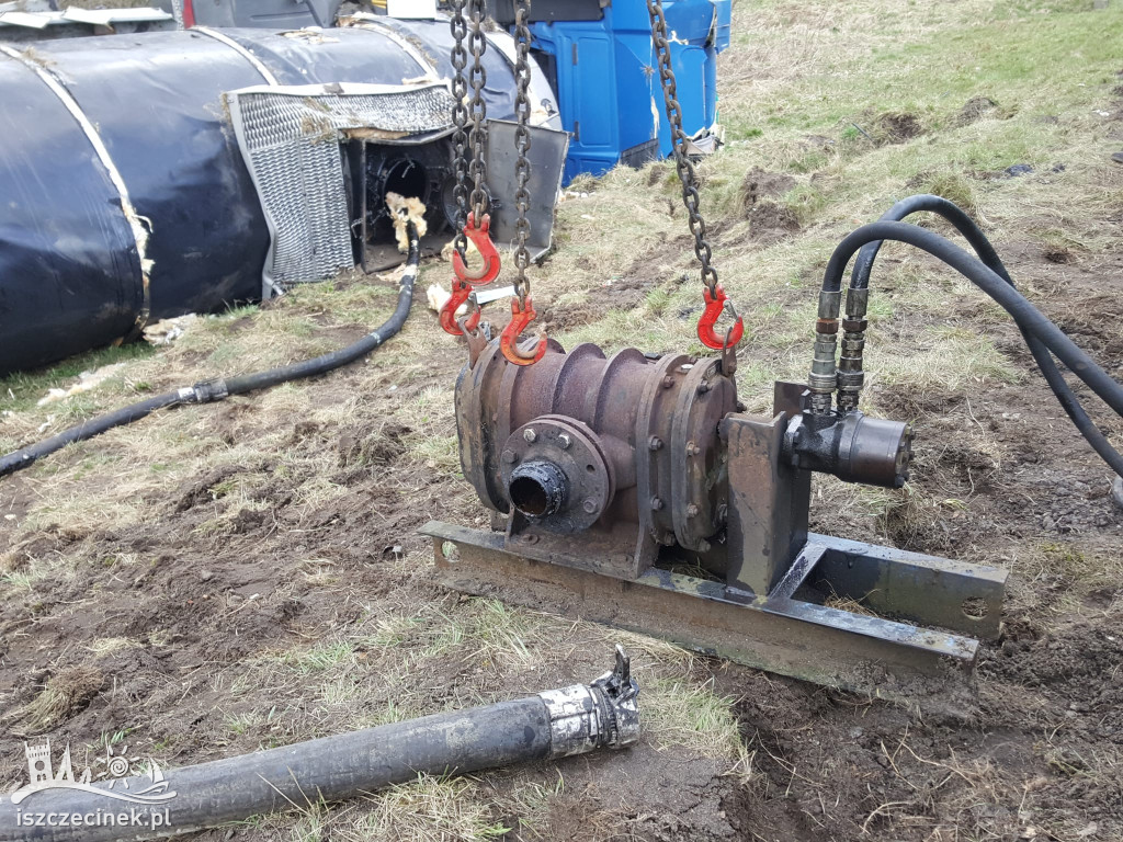 Na kilka godzin zamknęli krajową „dwudziestkę”. Wyciągają cysternę z rowu