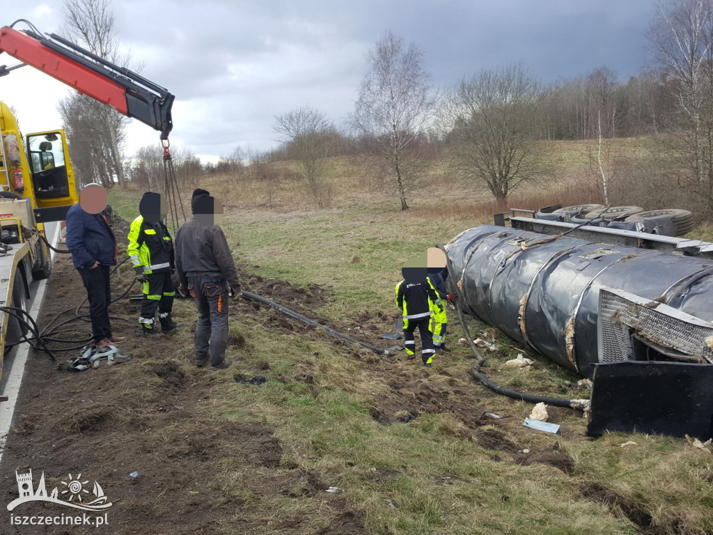 Na kilka godzin zamknęli krajową „dwudziestkę”. Wyciągają cysternę z rowu