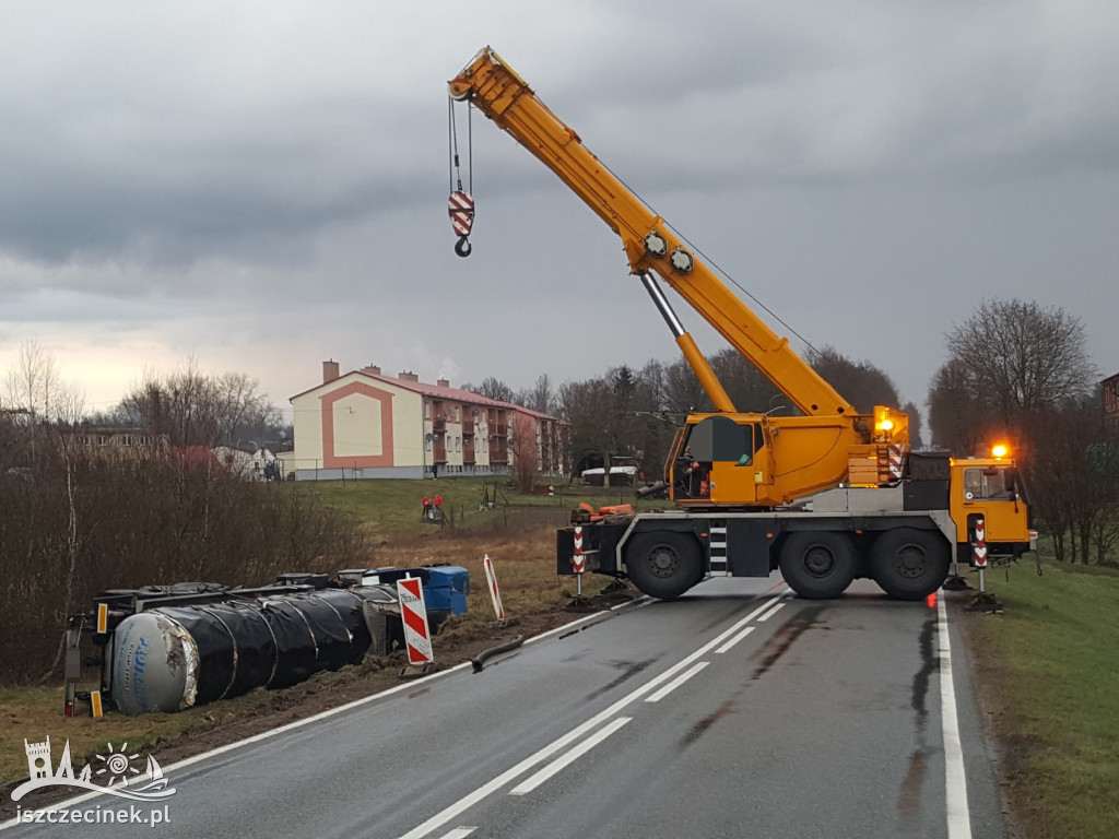 Na kilka godzin zamknęli krajową „dwudziestkę”. Wyciągają cysternę z rowu