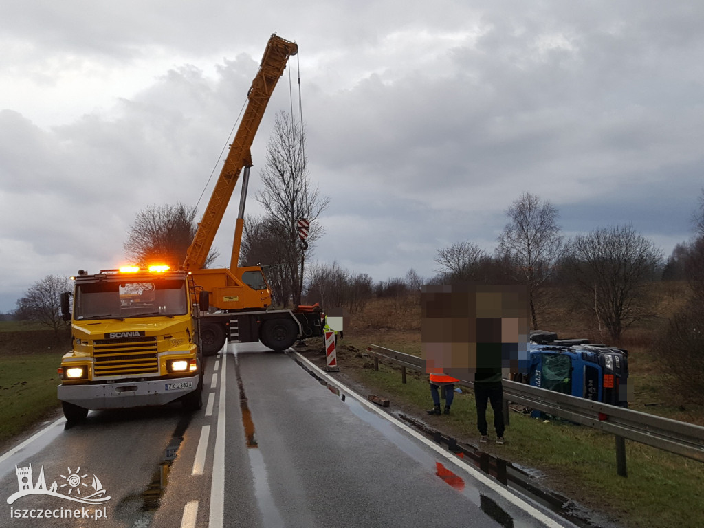 Na kilka godzin zamknęli krajową „dwudziestkę”. Wyciągają cysternę z rowu