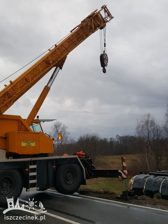 Na kilka godzin zamknęli krajową „dwudziestkę”. Wyciągają cysternę z rowu