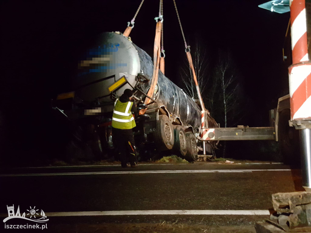 Na kilka godzin zamknęli krajową „dwudziestkę”. Wyciągają cysternę z rowu