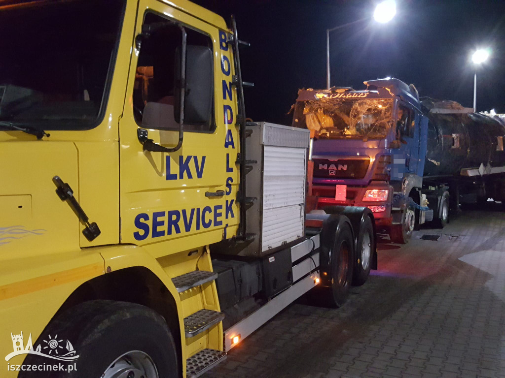 Na kilka godzin zamknęli krajową „dwudziestkę”. Wyciągają cysternę z rowu