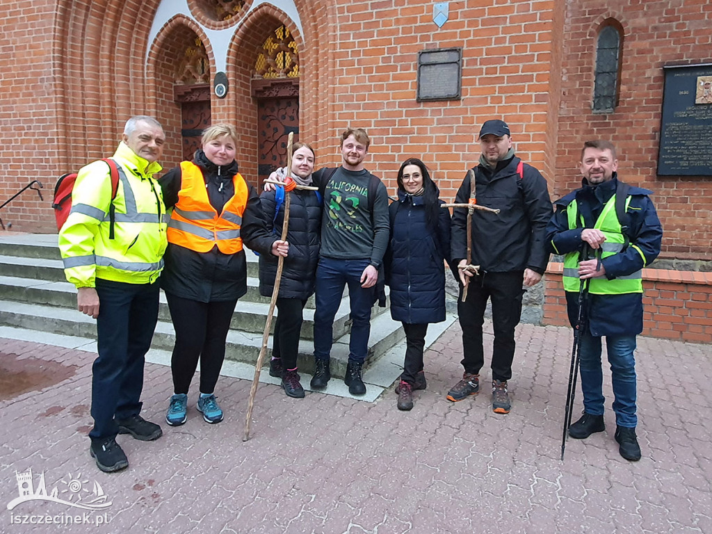 „Idę, bo szukam nadziei”. Ekstremalna Droga Krzyżowa wyruszyła ze Szczecinka.