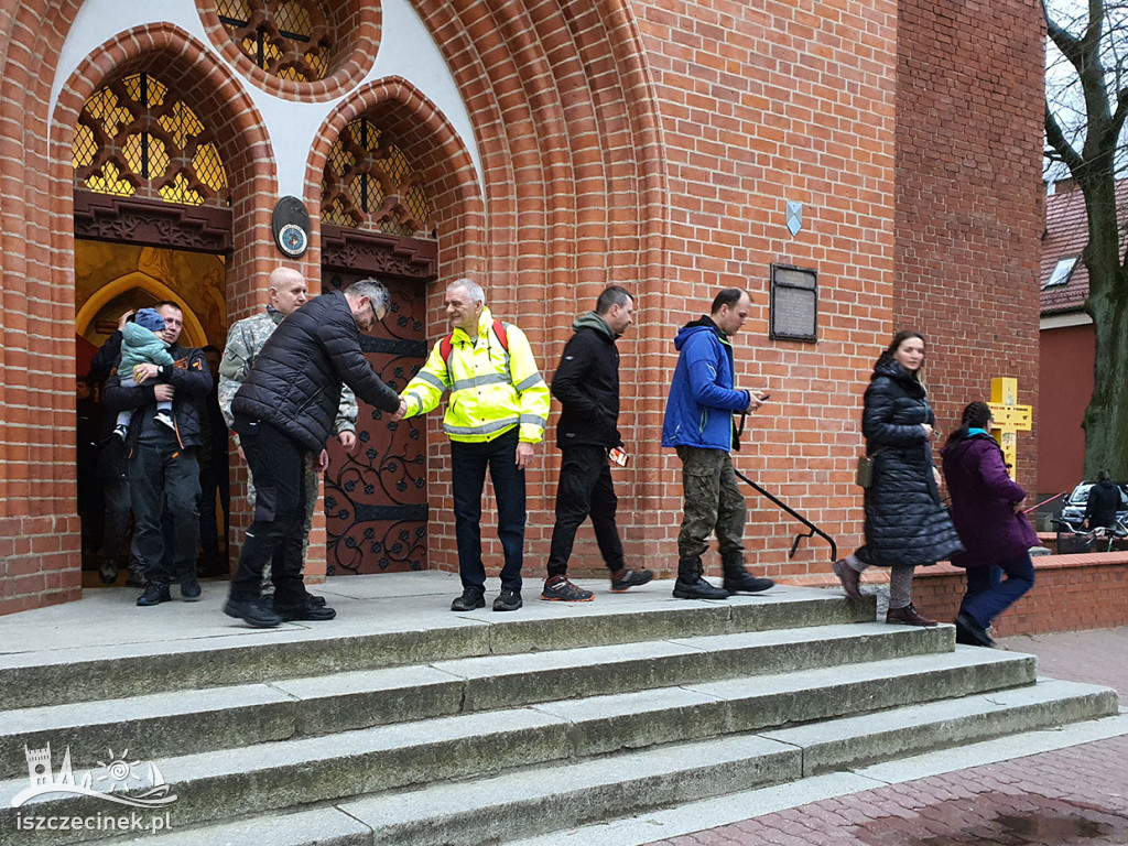 „Idę, bo szukam nadziei”. Ekstremalna Droga Krzyżowa wyruszyła ze Szczecinka.