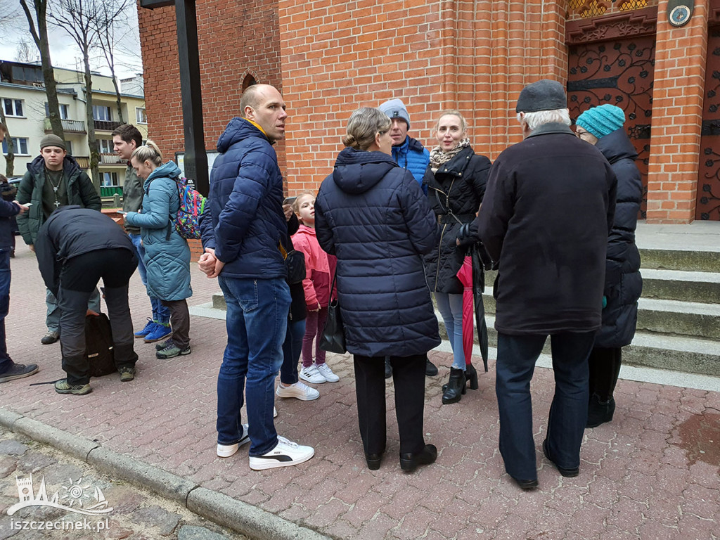 „Idę, bo szukam nadziei”. Ekstremalna Droga Krzyżowa wyruszyła ze Szczecinka.