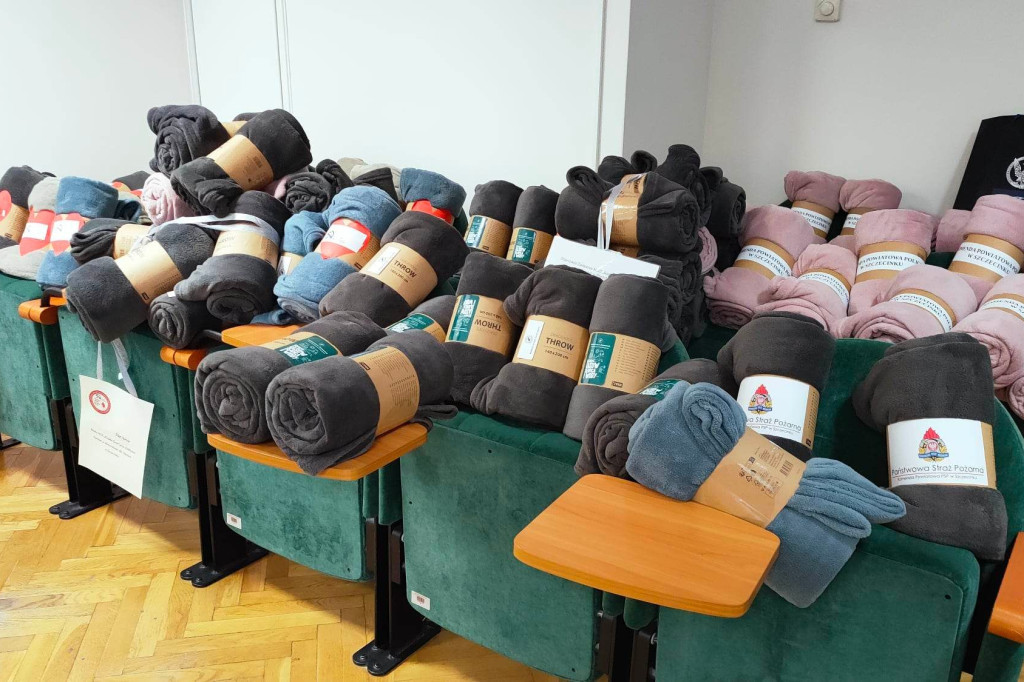 Dzięki wspólnej akcji mundurowych do szczecineckiego szpitala trafi 180 koców.