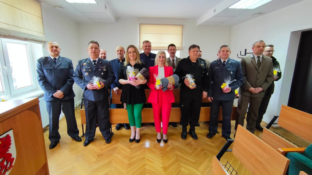 Dzięki wspólnej akcji mundurowych do szczecineckiego szpitala trafi 180 koców.