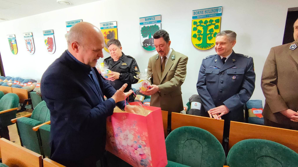 Dzięki wspólnej akcji mundurowych do szczecineckiego szpitala trafi 180 koców.