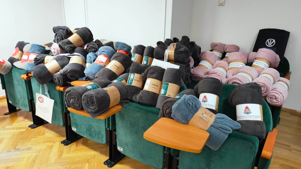 Dzięki wspólnej akcji mundurowych do szczecineckiego szpitala trafi 180 koców.