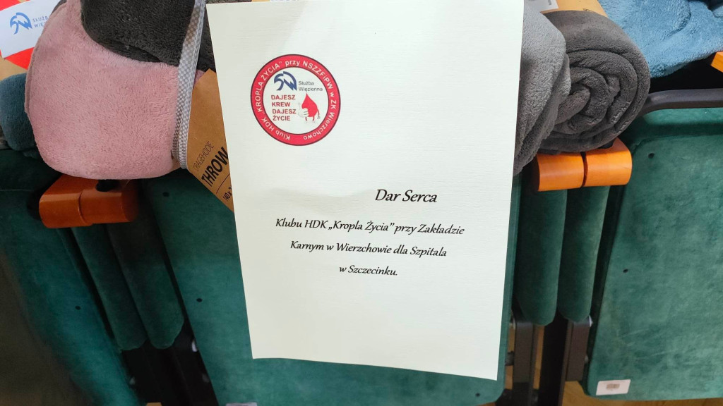 Dzięki wspólnej akcji mundurowych do szczecineckiego szpitala trafi 180 koców.