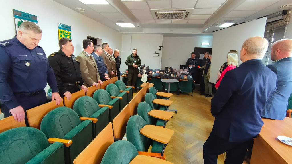 Dzięki wspólnej akcji mundurowych do szczecineckiego szpitala trafi 180 koców.