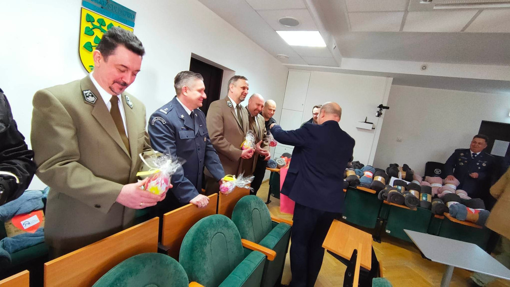 Dzięki wspólnej akcji mundurowych do szczecineckiego szpitala trafi 180 koców.