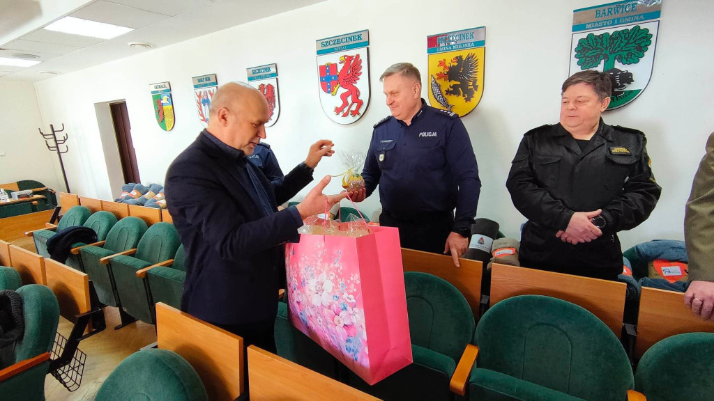 Dzięki wspólnej akcji mundurowych do szczecineckiego szpitala trafi 180 koców.