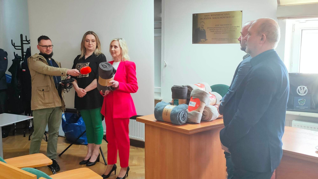 Dzięki wspólnej akcji mundurowych do szczecineckiego szpitala trafi 180 koców.