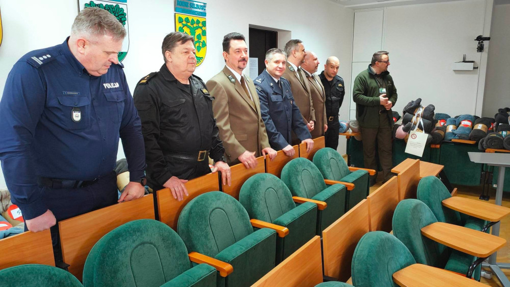 Dzięki wspólnej akcji mundurowych do szczecineckiego szpitala trafi 180 koców.