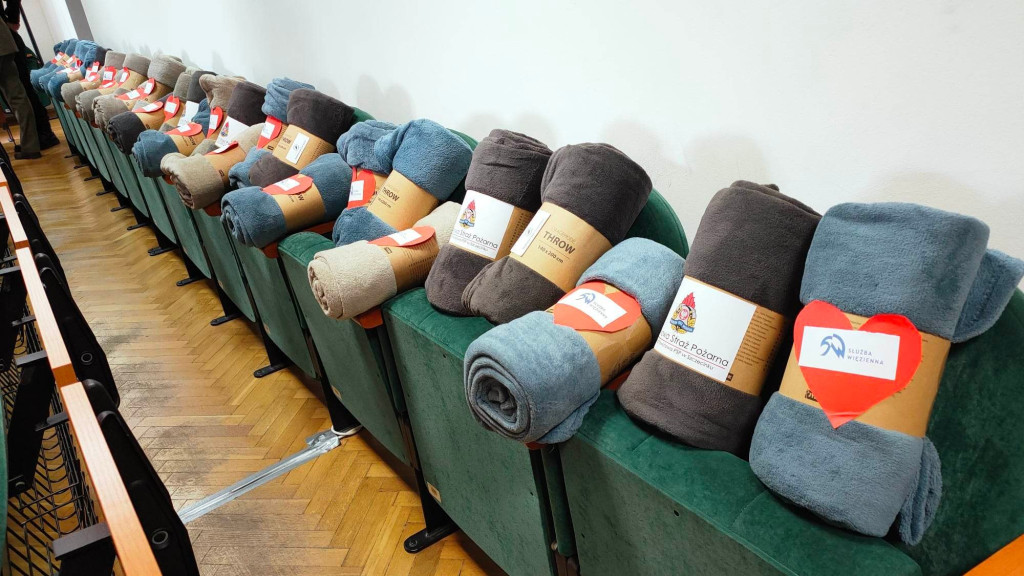 Dzięki wspólnej akcji mundurowych do szczecineckiego szpitala trafi 180 koców.