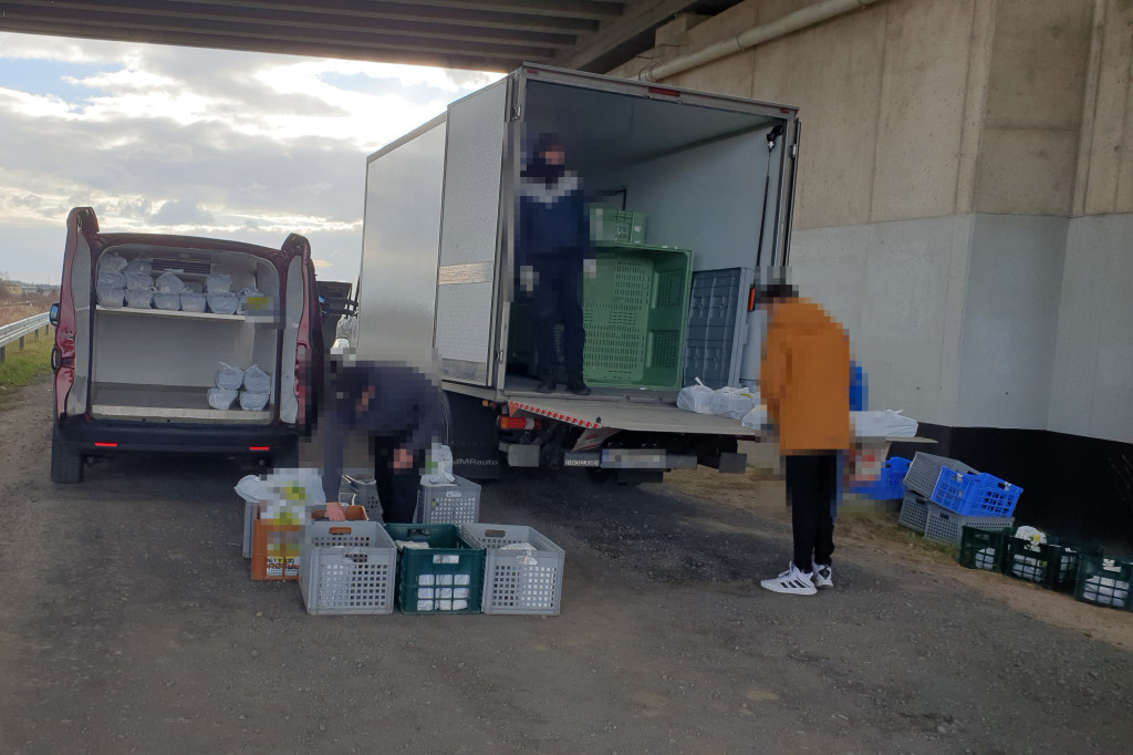 Dostawcy dietetycznego cateringu znaleźli sobie punkt przerzutowy... pod wiaduktem