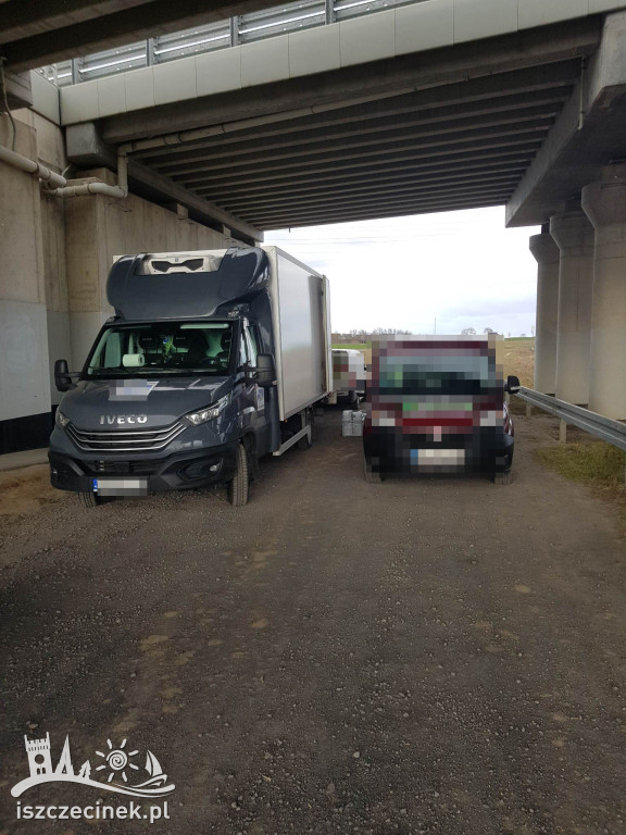 Dostawcy dietetycznego cateringu znaleźli sobie punkt przerzutowy... pod wiaduktem