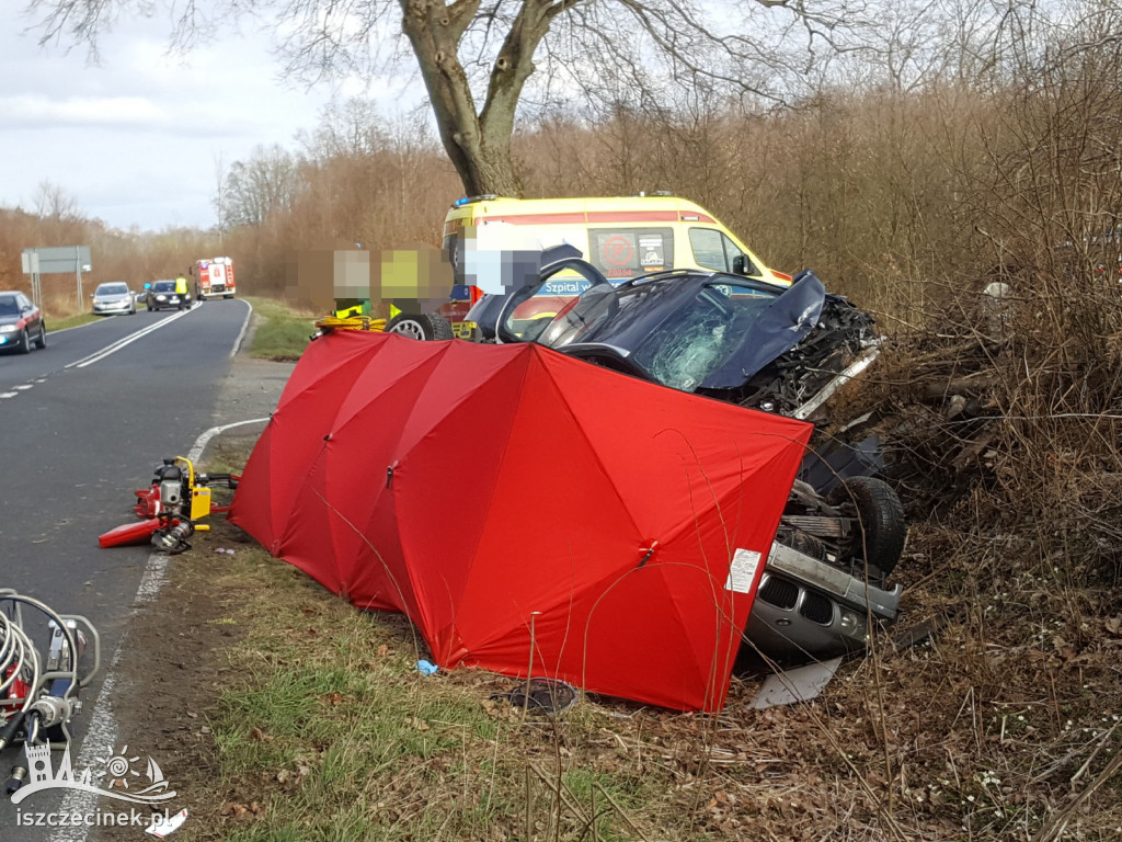 Śmiertelny wypadek pod Szczecinkiem. Nie żyje kierowca BMW, dwie osoby w szpitalu