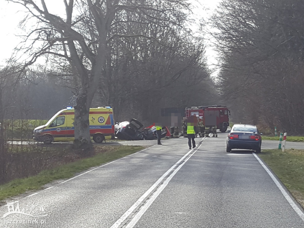 Śmiertelny wypadek pod Szczecinkiem. Nie żyje kierowca BMW, dwie osoby w szpitalu