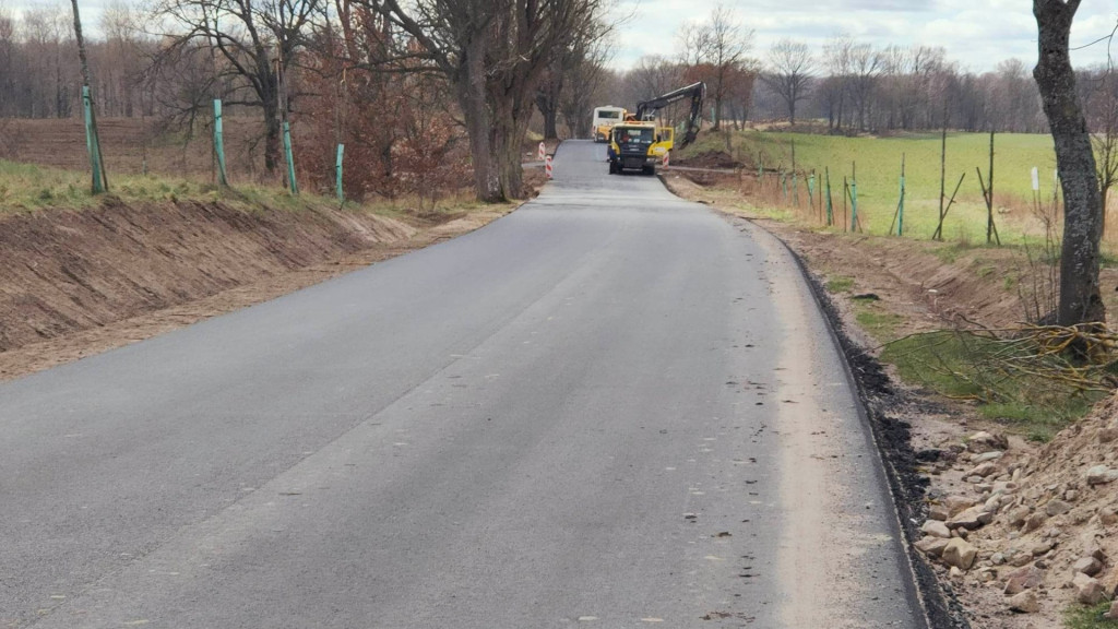 Bezpiecznie i komfortowo: Przebudowa drogi Juchowo-Radacz zbliża się do końca