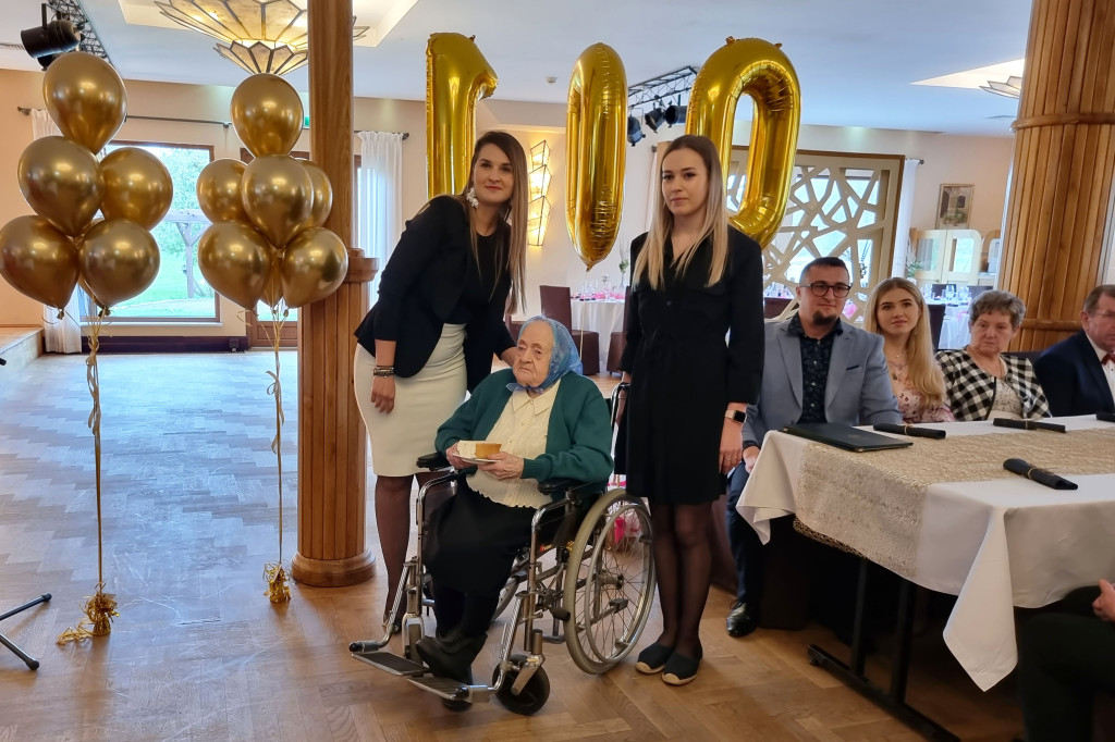 Setne urodziny pani Felicji Ziółkowskiej.  Były kwiaty, imponujący tort i życzenia od premiera