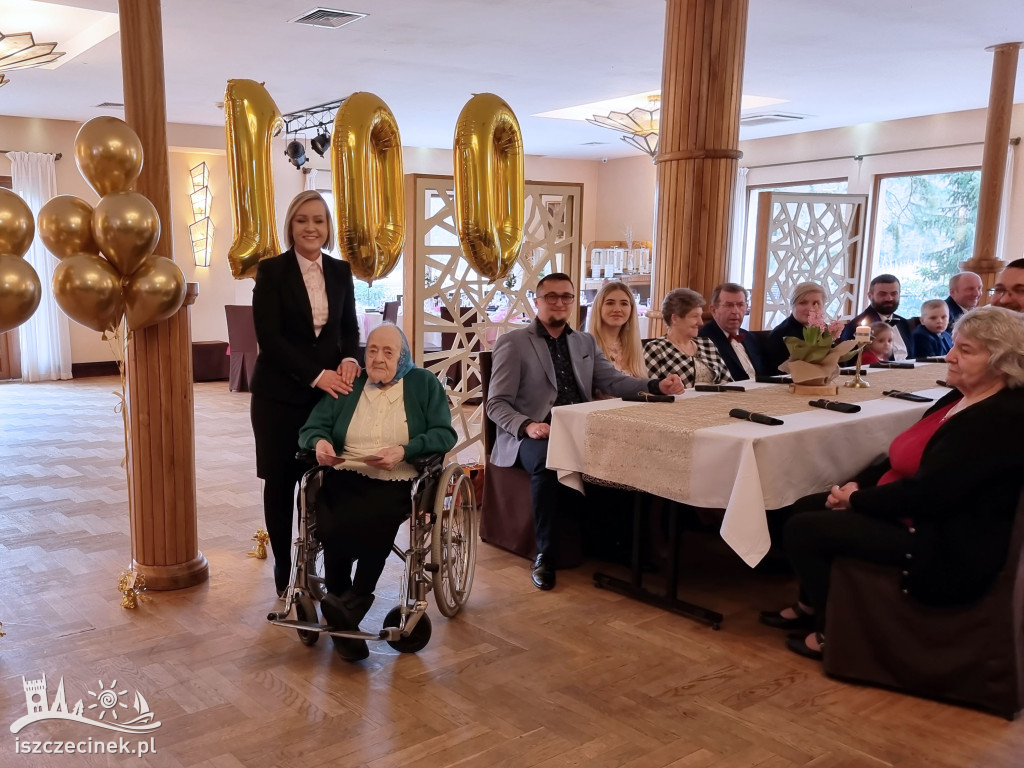 Setne urodziny pani Felicji Ziółkowskiej.  Były kwiaty, imponujący tort i życzenia od premiera