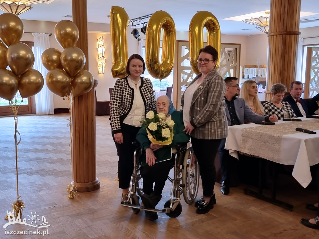 Setne urodziny pani Felicji Ziółkowskiej.  Były kwiaty, imponujący tort i życzenia od premiera