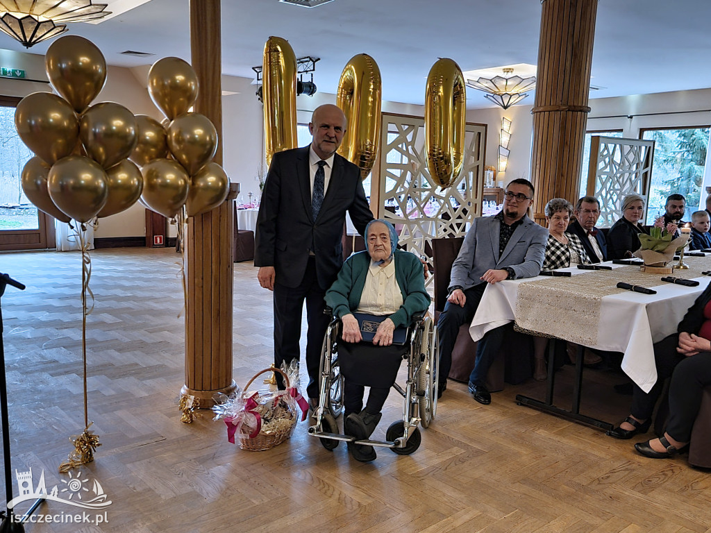 Setne urodziny pani Felicji Ziółkowskiej.  Były kwiaty, imponujący tort i życzenia od premiera