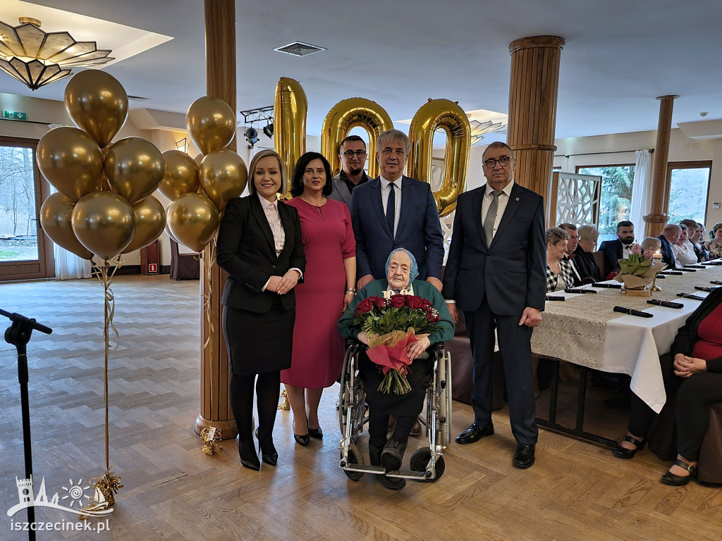 Setne urodziny pani Felicji Ziółkowskiej.  Były kwiaty, imponujący tort i życzenia od premiera
