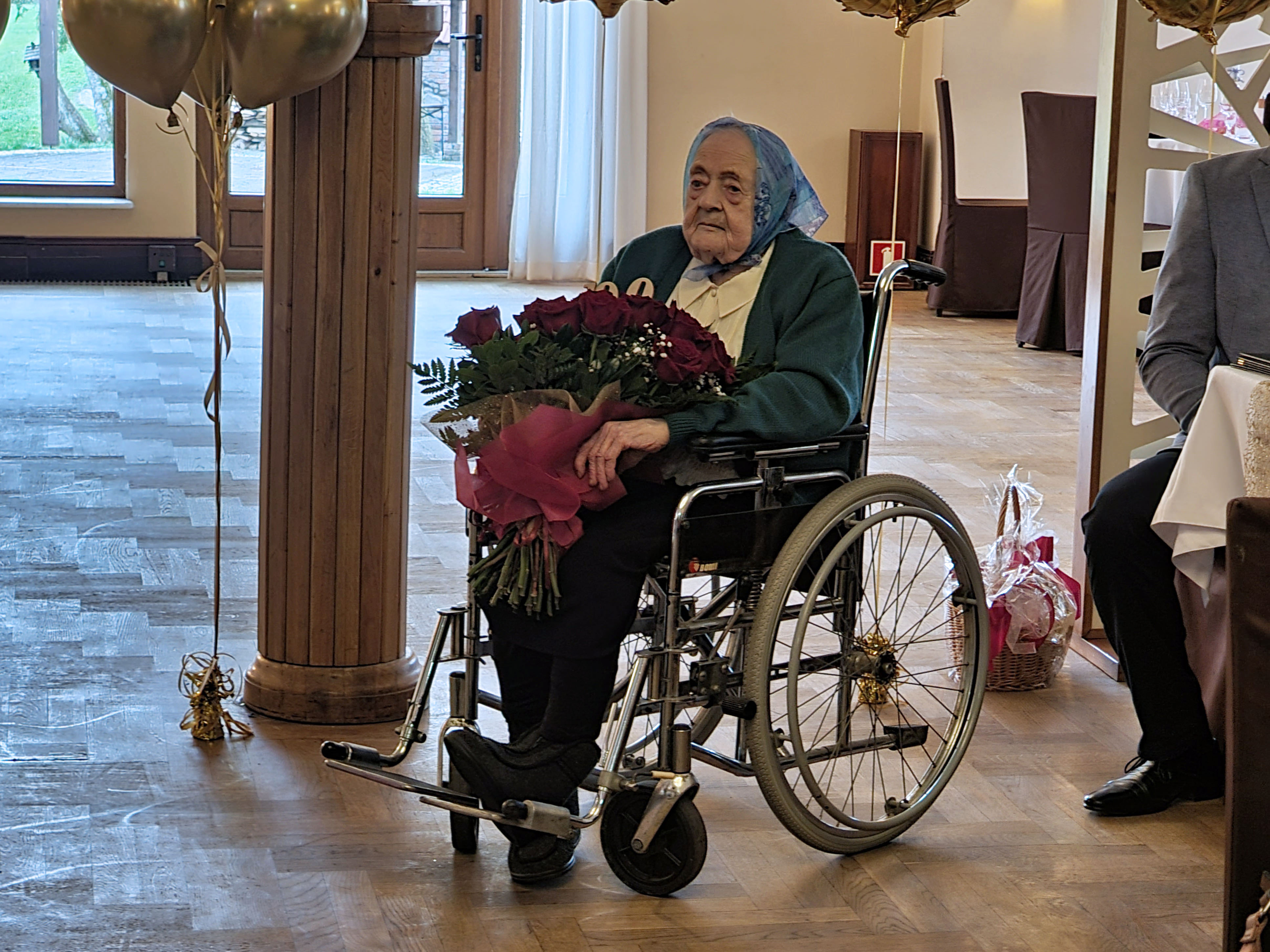 Setne urodziny pani Felicji Ziółkowskiej.  Były kwiaty, imponujący tort i życzenia od premiera