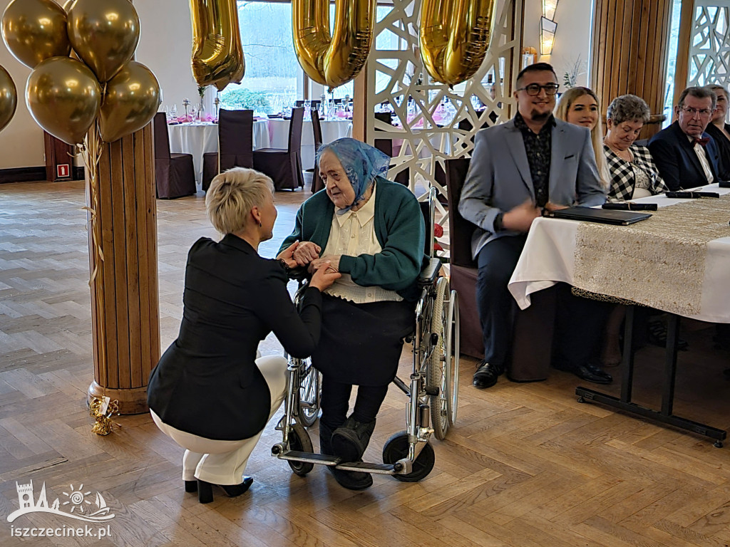 Setne urodziny pani Felicji Ziółkowskiej.  Były kwiaty, imponujący tort i życzenia od premiera