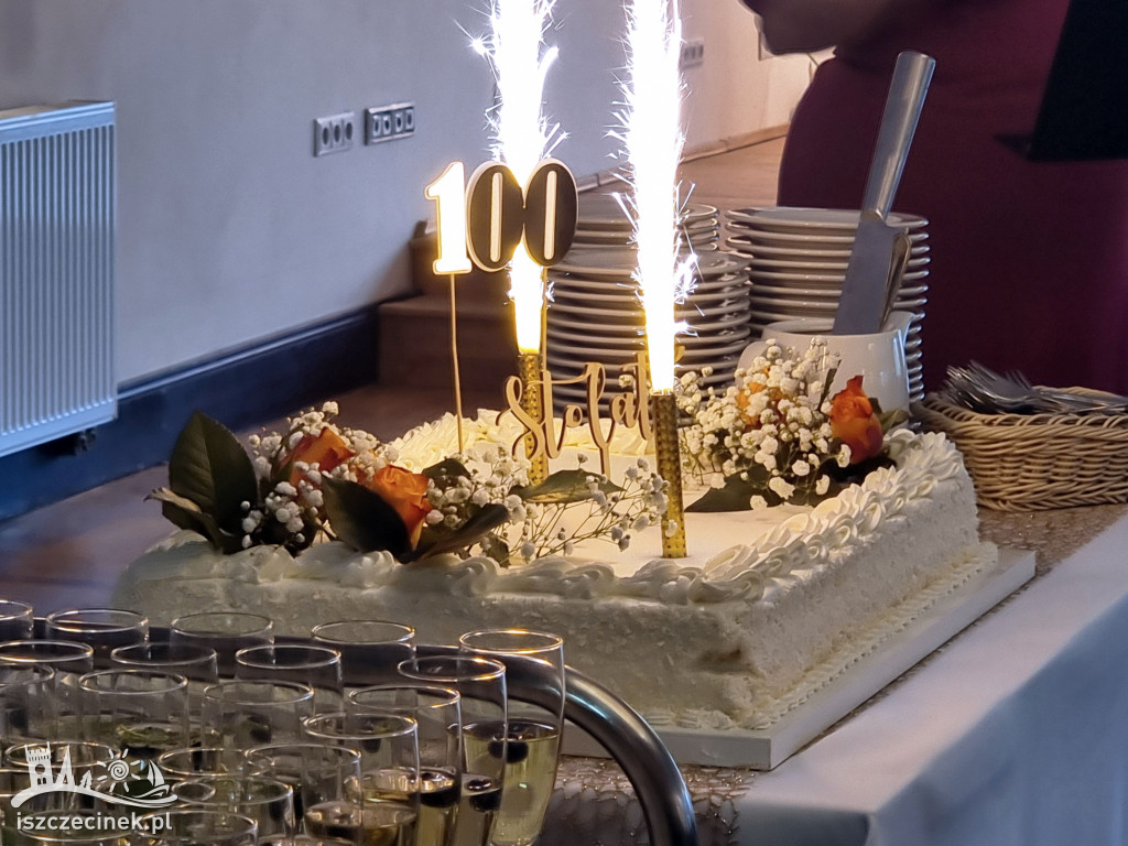 Setne urodziny pani Felicji Ziółkowskiej.  Były kwiaty, imponujący tort i życzenia od premiera