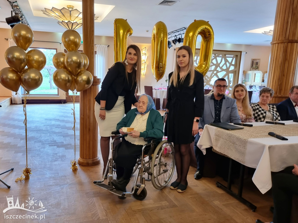 Setne urodziny pani Felicji Ziółkowskiej.  Były kwiaty, imponujący tort i życzenia od premiera