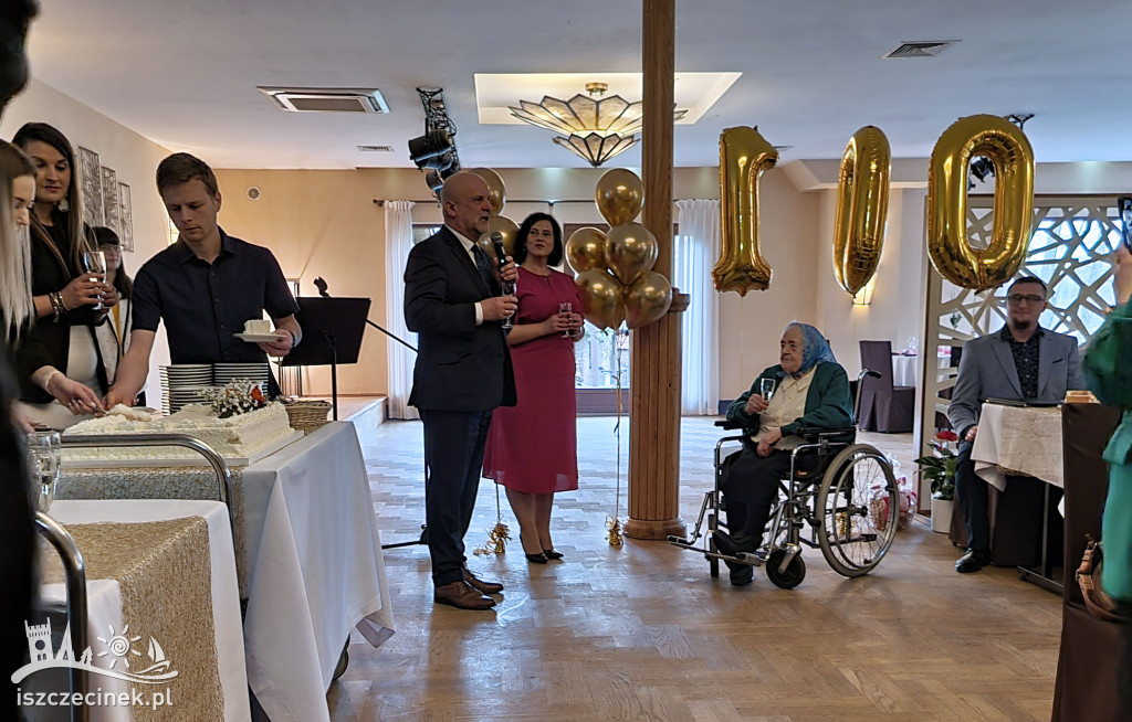 Setne urodziny pani Felicji Ziółkowskiej.  Były kwiaty, imponujący tort i życzenia od premiera