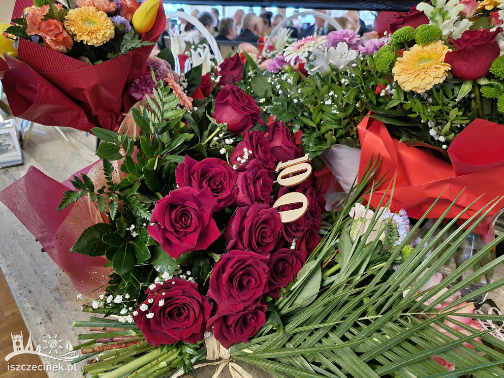 Setne urodziny pani Felicji Ziółkowskiej.  Były kwiaty, imponujący tort i życzenia od premiera