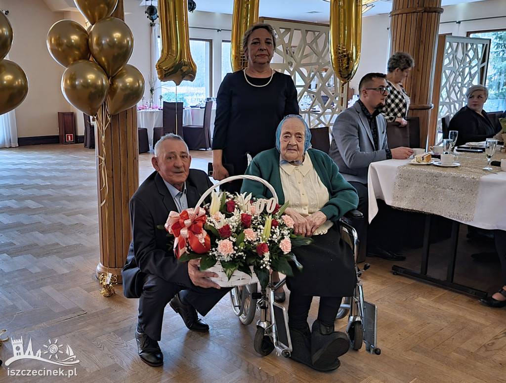 Setne urodziny pani Felicji Ziółkowskiej.  Były kwiaty, imponujący tort i życzenia od premiera