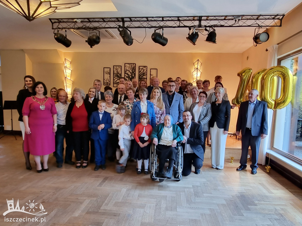 Setne urodziny pani Felicji Ziółkowskiej.  Były kwiaty, imponujący tort i życzenia od premiera