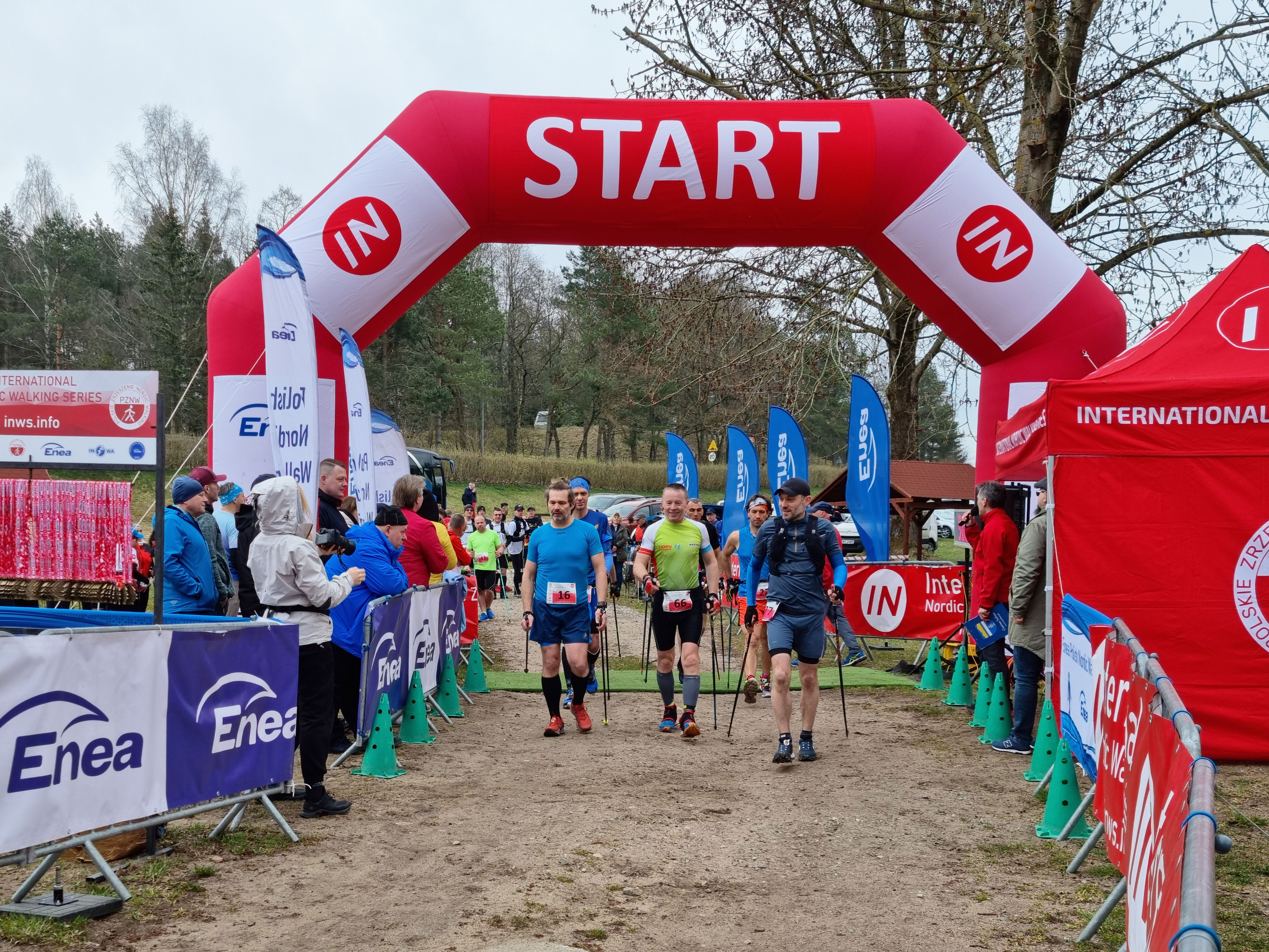 BIAŁY BÓR. Zmagania na królewskim dystansie i rekord świata w nordic walking.
