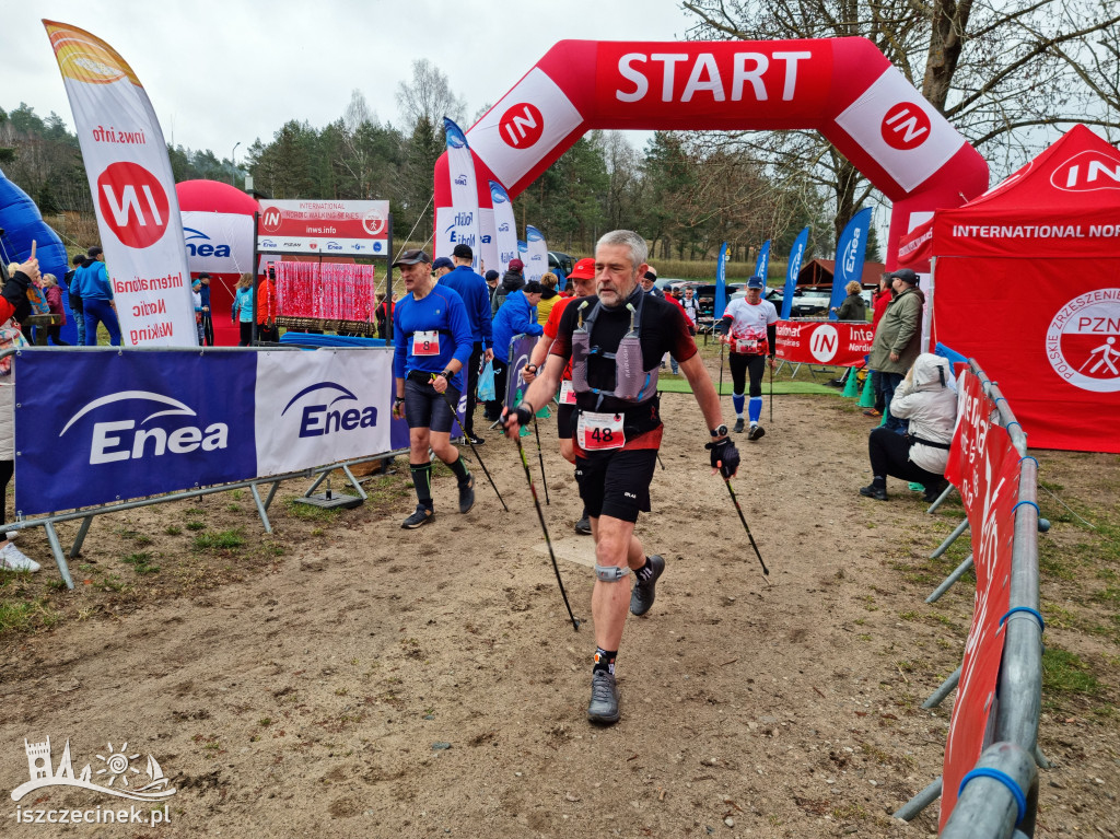 BIAŁY BÓR. Zmagania na królewskim dystansie i rekord świata w nordic walking.