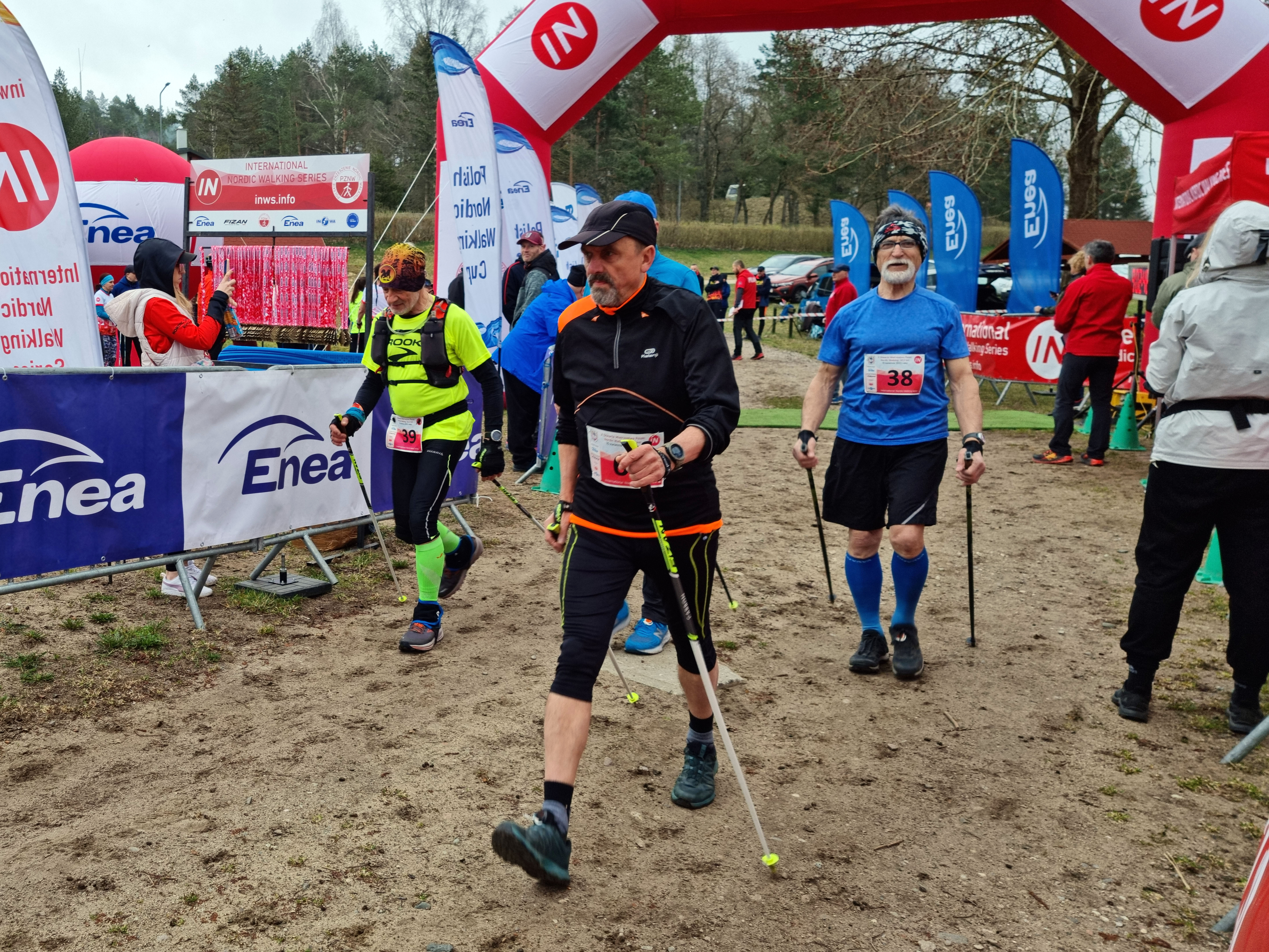 BIAŁY BÓR. Zmagania na królewskim dystansie i rekord świata w nordic walking.