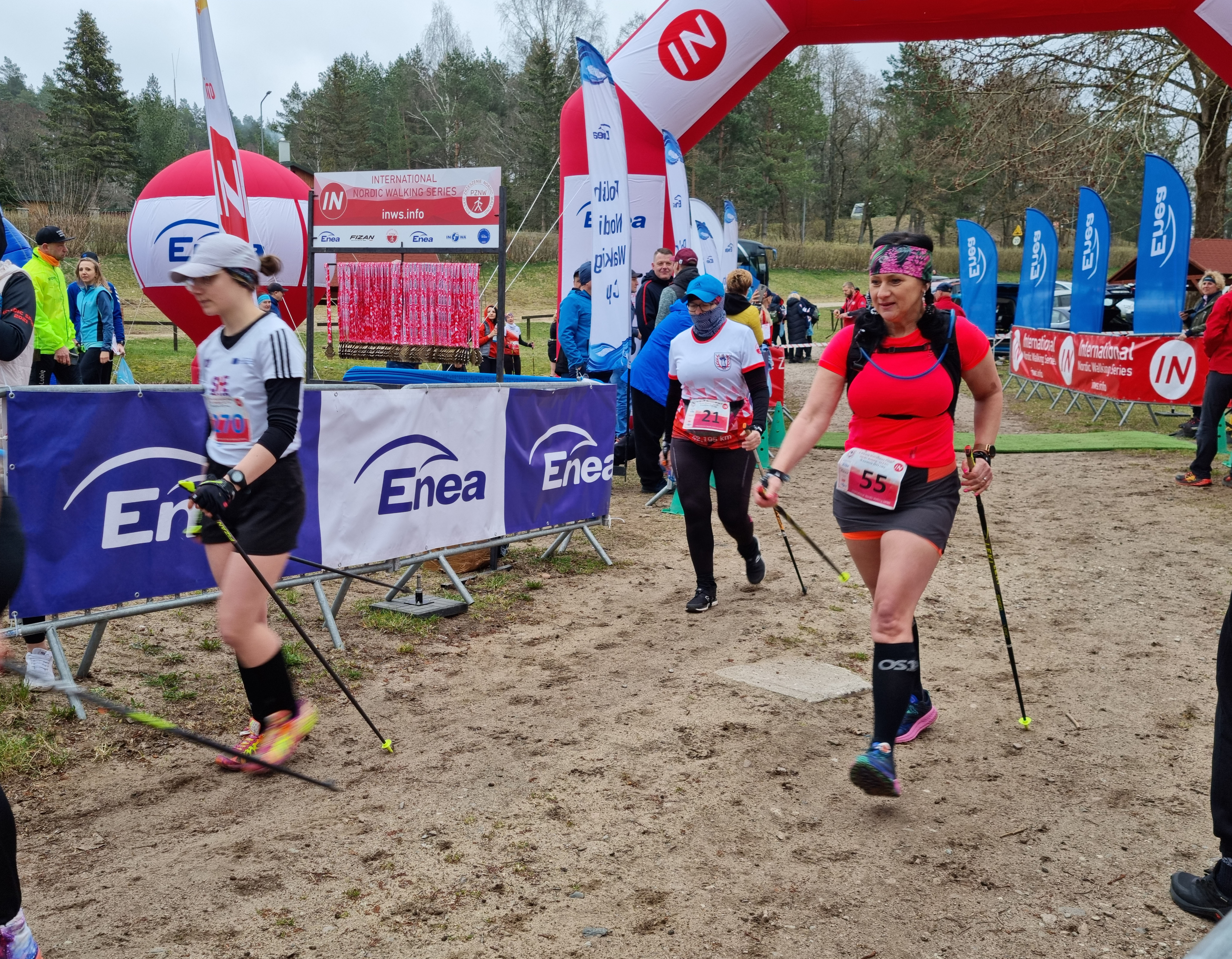 BIAŁY BÓR. Zmagania na królewskim dystansie i rekord świata w nordic walking.