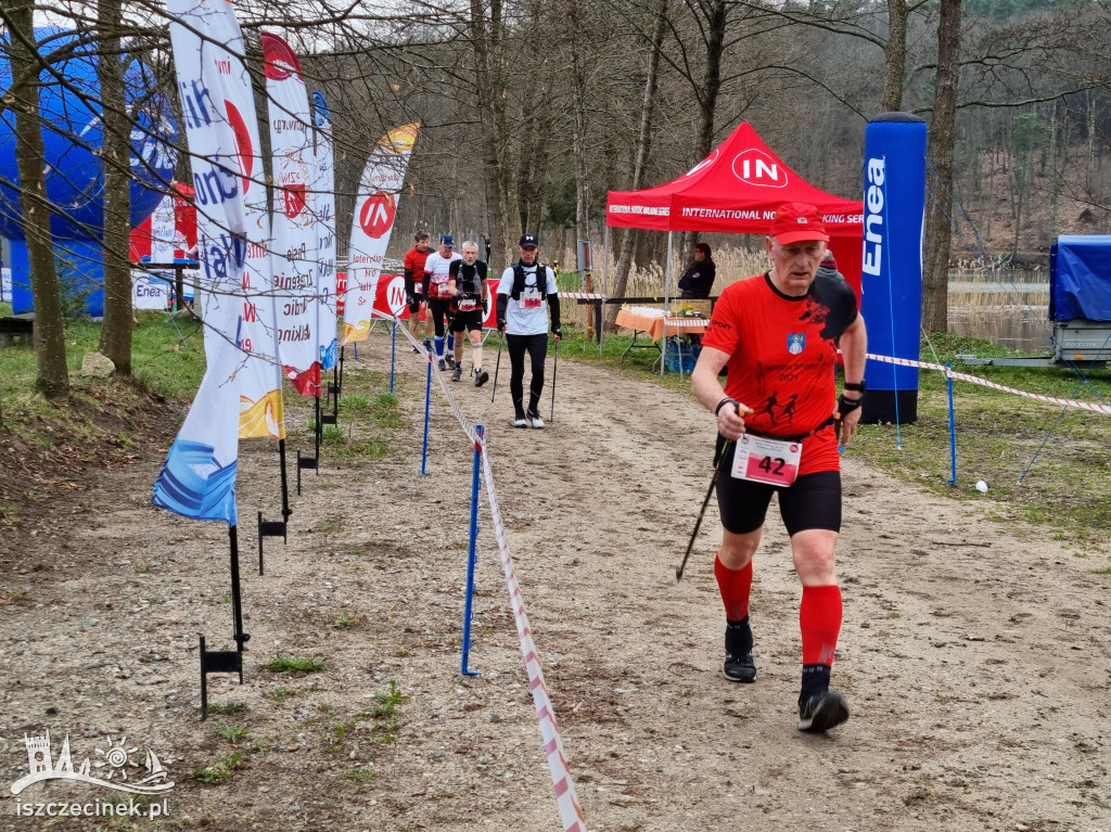 BIAŁY BÓR. Zmagania na królewskim dystansie i rekord świata w nordic walking.