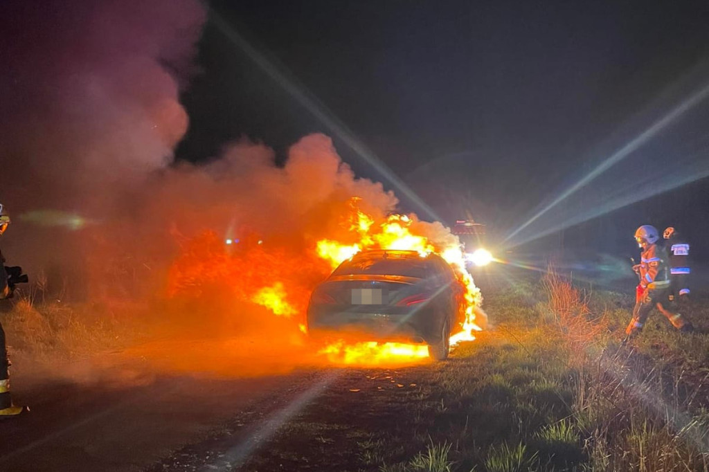 Luksusowy mercedes spłonął doszczętnie. Ogień pojawił się w czasie jazdy