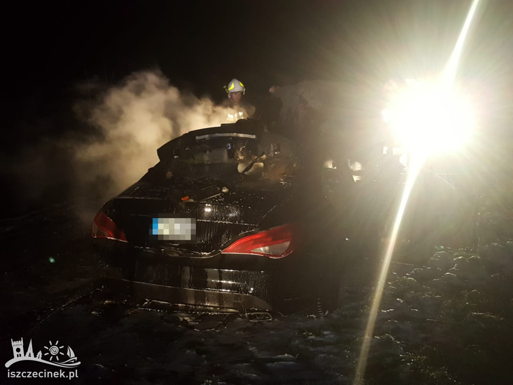 Luksusowy mercedes spłonął doszczętnie. Ogień pojawił się w czasie jazdy
