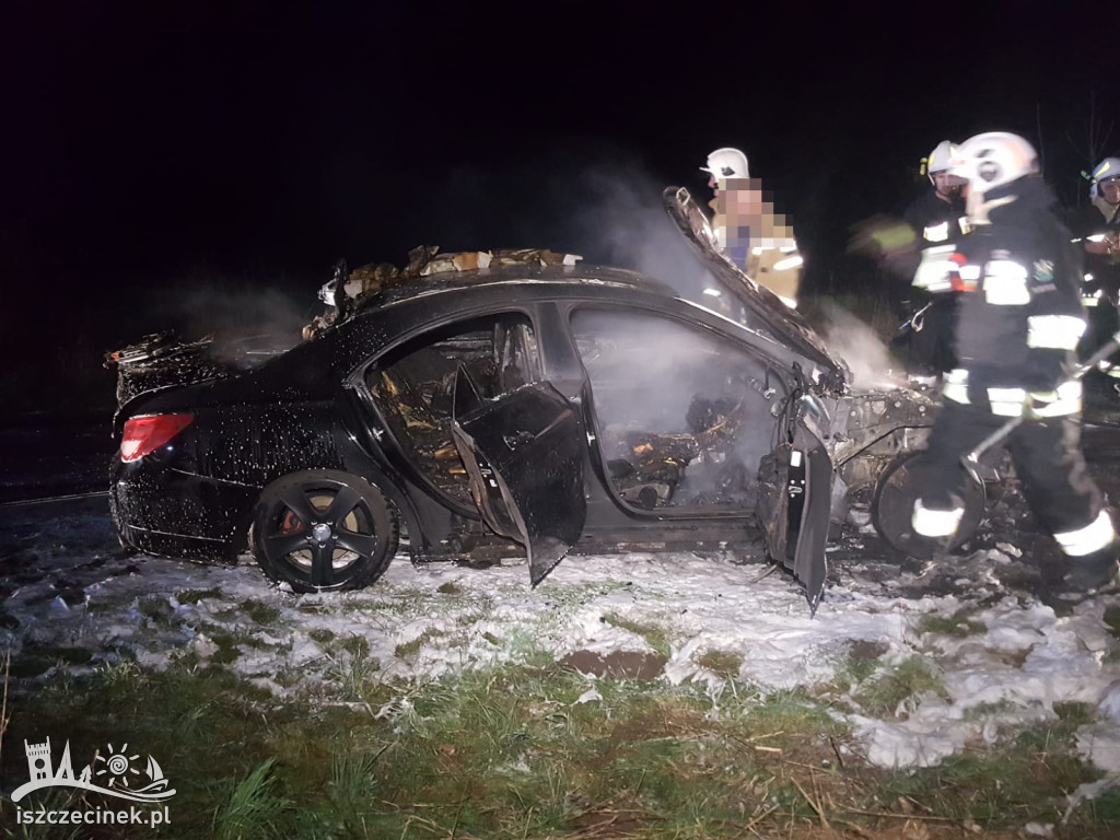 Luksusowy mercedes spłonął doszczętnie. Ogień pojawił się w czasie jazdy
